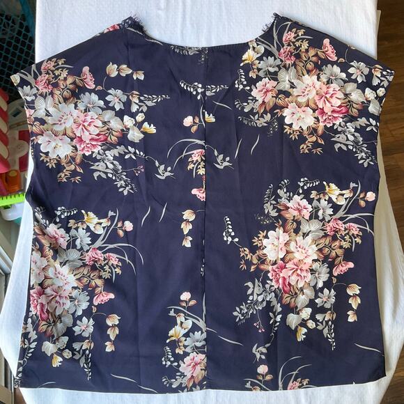 SHEIN Women’s Sleeveless V-neck Semi Sheer Blouse size XL, Floral Blue - Picture 8 of 8